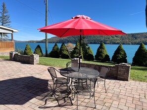 Outdoor dining - Hatch's Nest - Awesome lake views, shared waterfront, great studio apartment (Cooperstown)