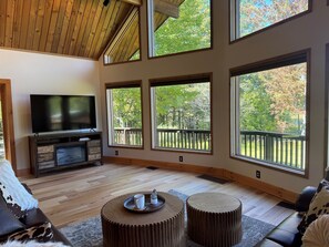 Smart TV - Hidden Creek Lodge - Quiet cabin tucked in the woods, contemporary decor (Mt Vision)