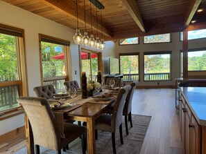 Dining - Hidden Creek Lodge - Quiet cabin tucked in the woods, contemporary decor (Mt Vision)