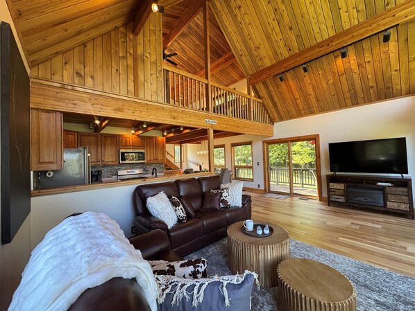 Smart TV - Hidden Creek Lodge - Quiet cabin tucked in the woods, contemporary decor (Mt Vision)