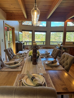 Dining - Hidden Creek Lodge - Quiet cabin tucked in the woods, contemporary decor (Mt Vision)