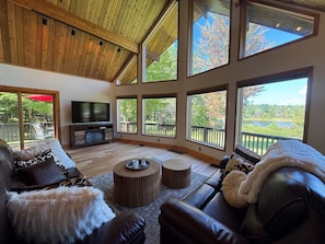 Smart TV - Hidden Creek Lodge - Quiet cabin tucked in the woods, contemporary decor (Mt Vision)
