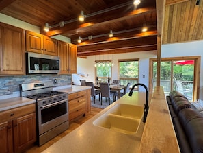 Fridge, microwave, oven, stovetop - Hidden Creek Lodge - Quiet cabin tucked in the woods, contemporary decor (Mt Vision)