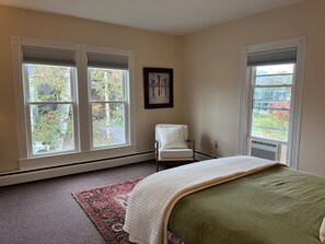 مكتب وواي فاي مجانًا وملاءات أسرّة