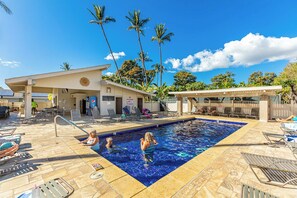 Pool - Across Kamaole Beach Park II with 2 resort pools summer deals (Kihei)