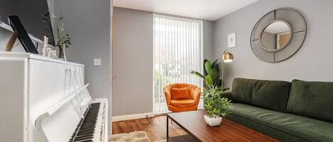 Fernseher, Stereoanlage, Arbeitsbereiche