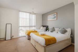4 slaapkamers, een bureau, een strijkplank/strijkijzer, reisbedje