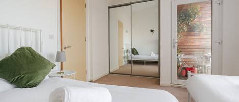 4 soverom, skrivebord, strykejern/-brett og reiseseng for barn