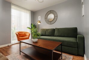 Een televisie, een stereo en een kantoor