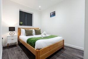 4 habitaciones, escritorio y tabla de planchar con plancha