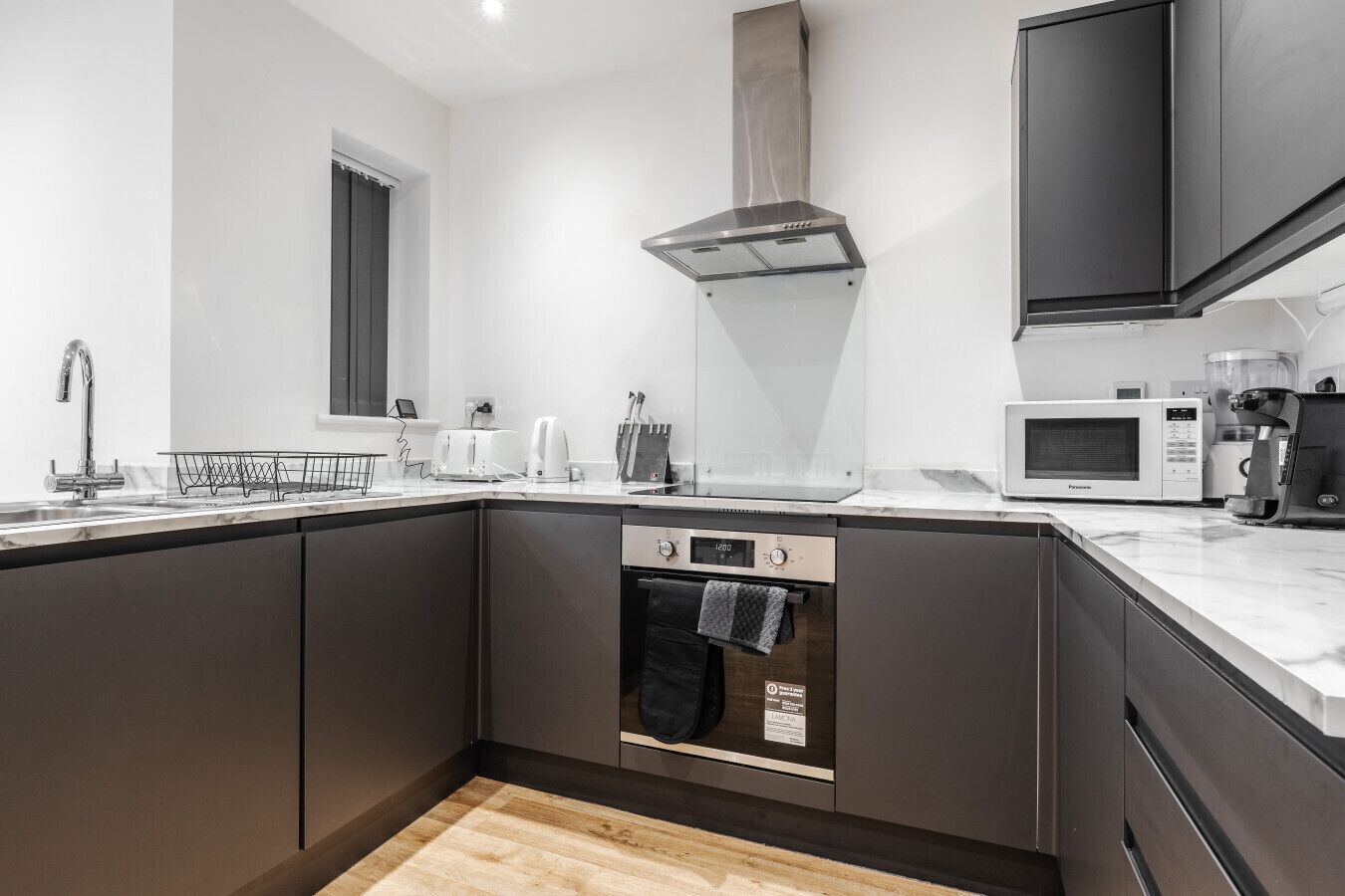 Refrigerador, microondas, horno y lavavajillas 