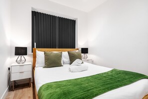 4 bedrooms, desk, iron/ironing board, travel cot - The Ideal Urban 4BR - COOP - Etihad - Parking (Greater Manchester)