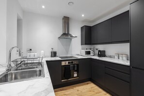 Fridge, microwave, oven, dishwasher - The Ideal Urban 4BR - COOP - Etihad - Parking (Greater Manchester)