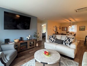 Smart TV, table football, ping pong - Quail Cottage - Recently built, contemporary decor, valley views close to CDP (Fly Creek)