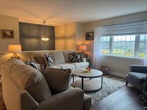 Smart TV, table football, ping pong - Quail Cottage - Recently built, contemporary decor, valley views close to CDP (Fly Creek)