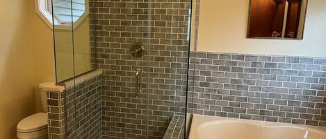 Shower, jetted tub, hair dryer, towels