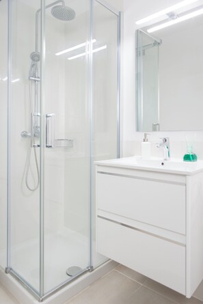 Douche, sèche-cheveux, serviettes fournies, savon