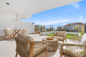 Outdoor dining - Bay Residence | pool - garden - sea view (Fuengirola)
