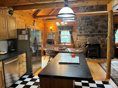 The Trading Post - Peaceful log cabin in the woods, minutes to ASV