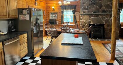 The Trading Post - Peaceful log cabin in the woods, minutes to ASV