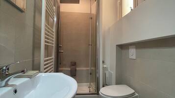 Dusch, hårtork, bidé och handdukar