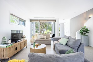 Smart TV - Refurbished Resort Villa with Pool, Tennis + Golf (Magenta)