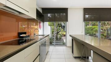 Køleskab, mikrobølgeovn, ovn, kogeplade