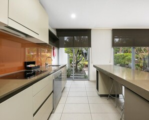 Køleskab, mikrobølgeovn, ovn, kogeplade