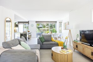 Smart TV - Refurbished Resort Villa with Pool, Tennis + Golf (Magenta)