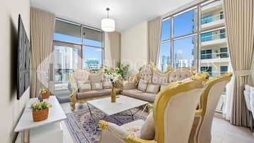 Deluxe Double Room, Canal View | Living area