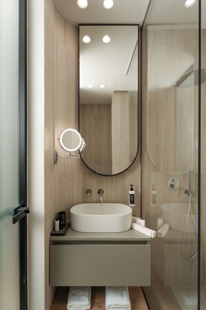 Suite Deluxe | Salle de bain | Douche, douche à « effet pluie », articles de toilette de luxe