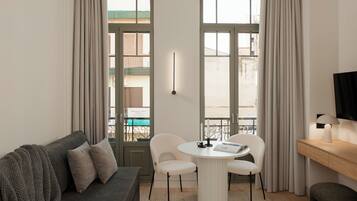 Habitación triple Deluxe, balcón, vista a la ciudad | Caja de seguridad en la habitación y espacio para trabajar con laptop