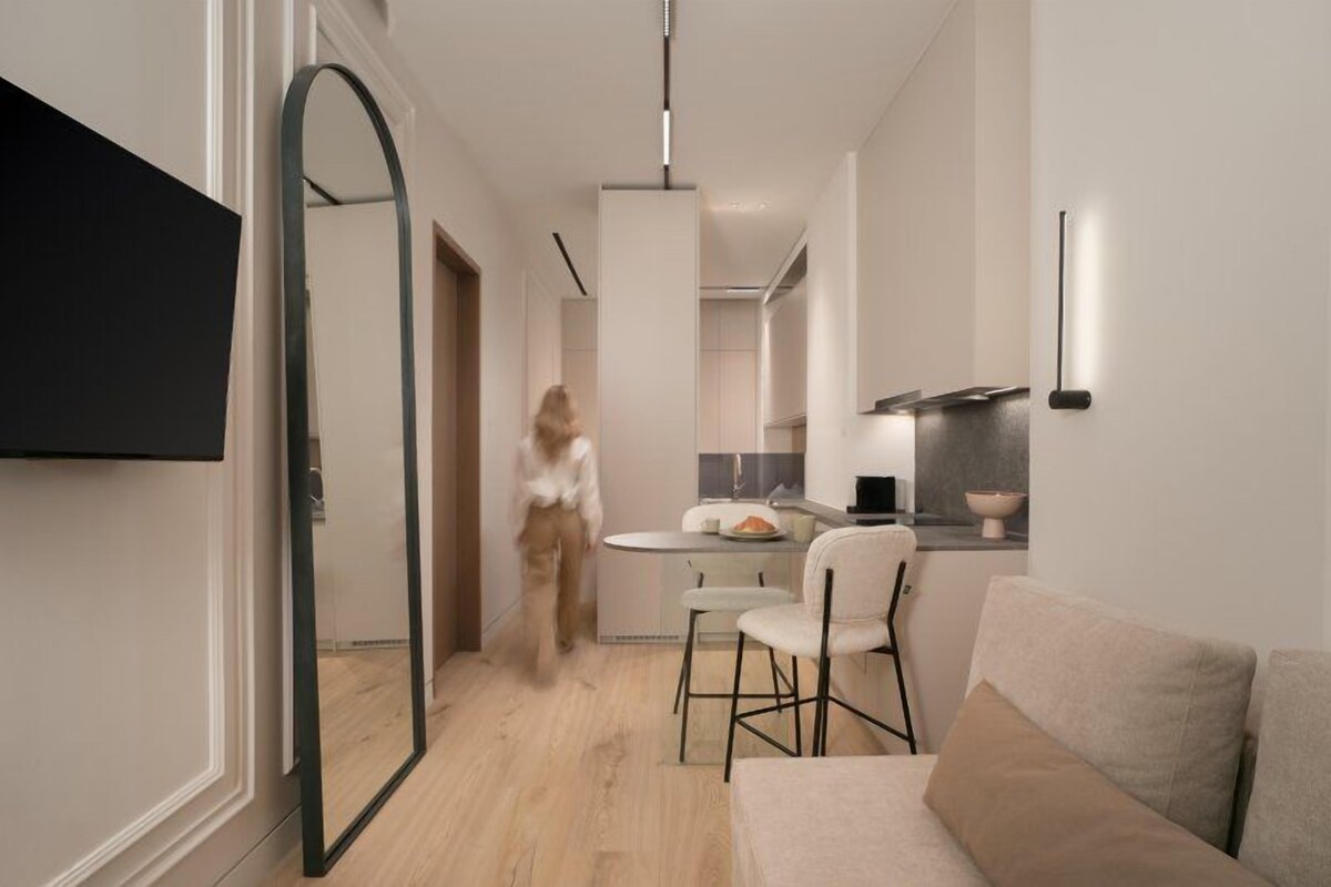 DELUXE JUNIOR SUITE 203