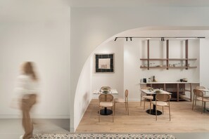 Dagelijks continentaal ontbijt (EUR 12 per persoon)