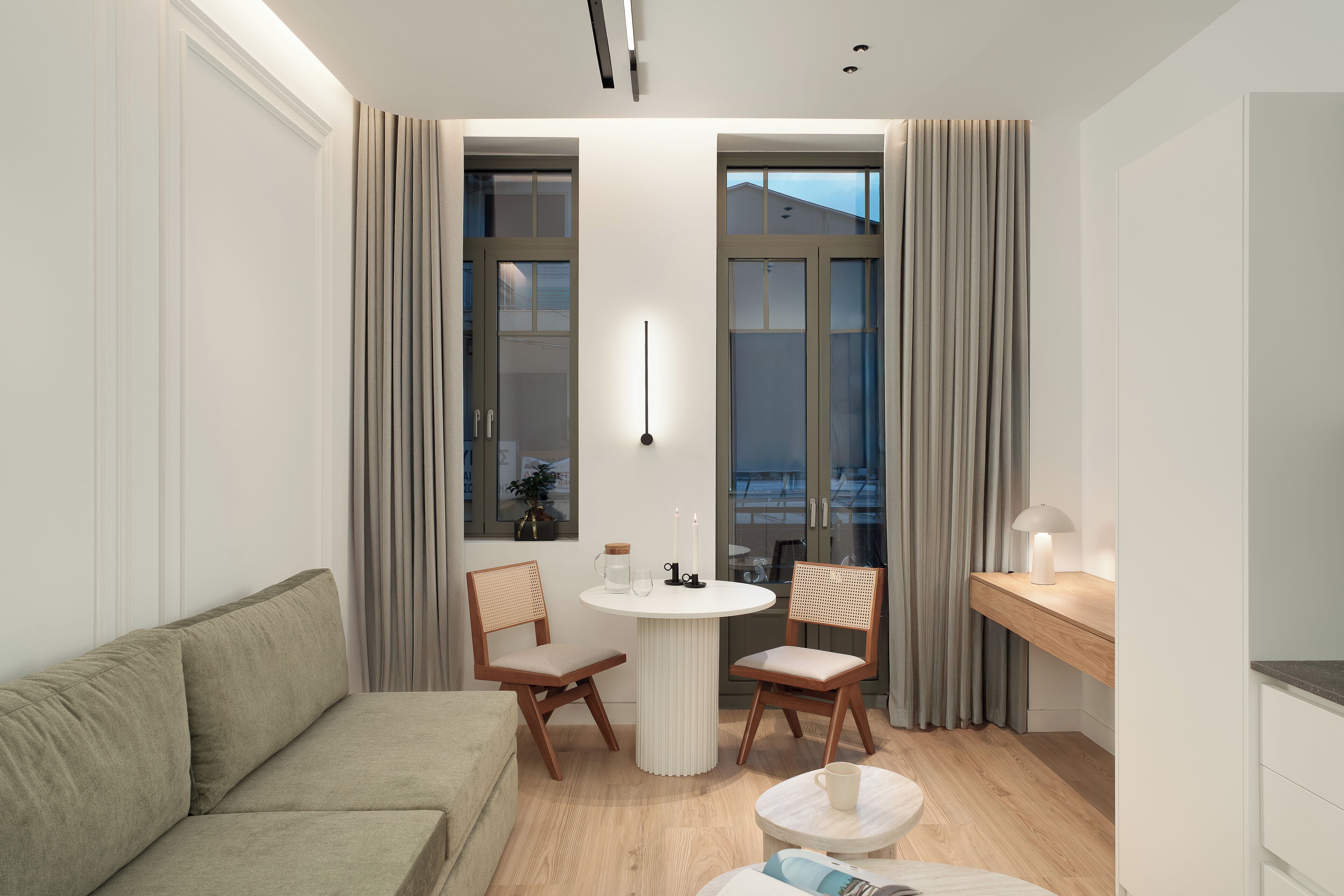 ห้องดีลักซ์สวีท | บริเวณนั่งเล่น | ทีวีจอแบน 43 นิ้ว พร้อมช่องดิจิตอล, Netflix, บริการสตรีมมิ่ง