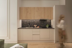 Habitación Deluxe doble, balcón, vistas a la ciudad | Caja fuerte, espacio para trabajar con un portátil, cortinas opacas