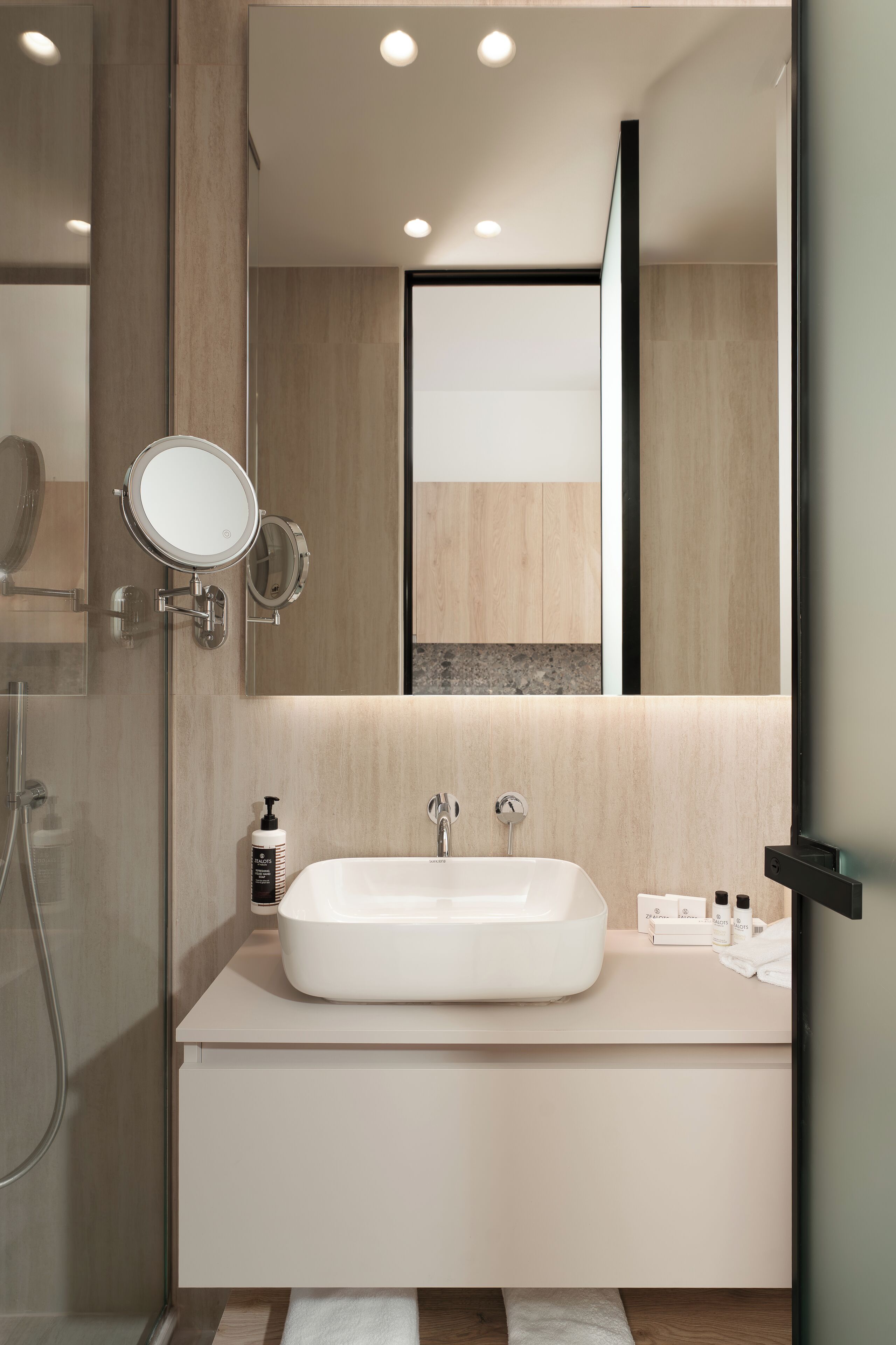 ห้องดีลักซ์สวีท | ห้องน้ำ | ฝักบัว, เรนชาวเวอร์, ของใช้ในห้องน้ำระดับพรีเมียม, ไดร์เป่าผม