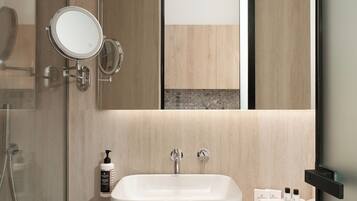 Suíte luxo | Banheiro | Chuveiro, chuveiro com efeito de chuva, produtos de toalete de grife