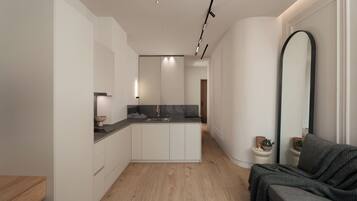 Habitación triple Deluxe, balcón, vista a la ciudad | Caja de seguridad en la habitación y espacio para trabajar con laptop