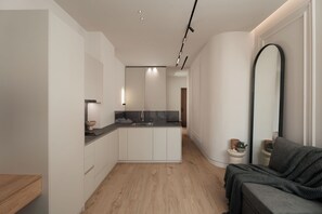 Habitación triple Deluxe, balcón, vistas a la ciudad | Caja fuerte, espacio para trabajar con un portátil, cortinas opacas