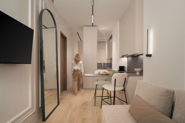 خزنة داخل الغرفة ومساحة عمل للكمبيوتر المحمول وستائر تعتيم ومكواة/لوح كي