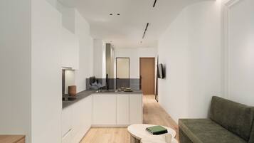 Deluxe-suite | Privat køkken | Køleskab/fryser i fuld størrelse, kogeplade, espressomaskine