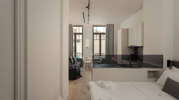 Habitación doble Deluxe, balcón, vista a la ciudad | Caja de seguridad en la habitación y espacio para trabajar con laptop