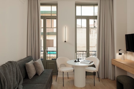 Suíte luxo | Área de estar | TV de tela plana 43 polegadas com canais digitais, Netflix. Anfides Boutique Hotel