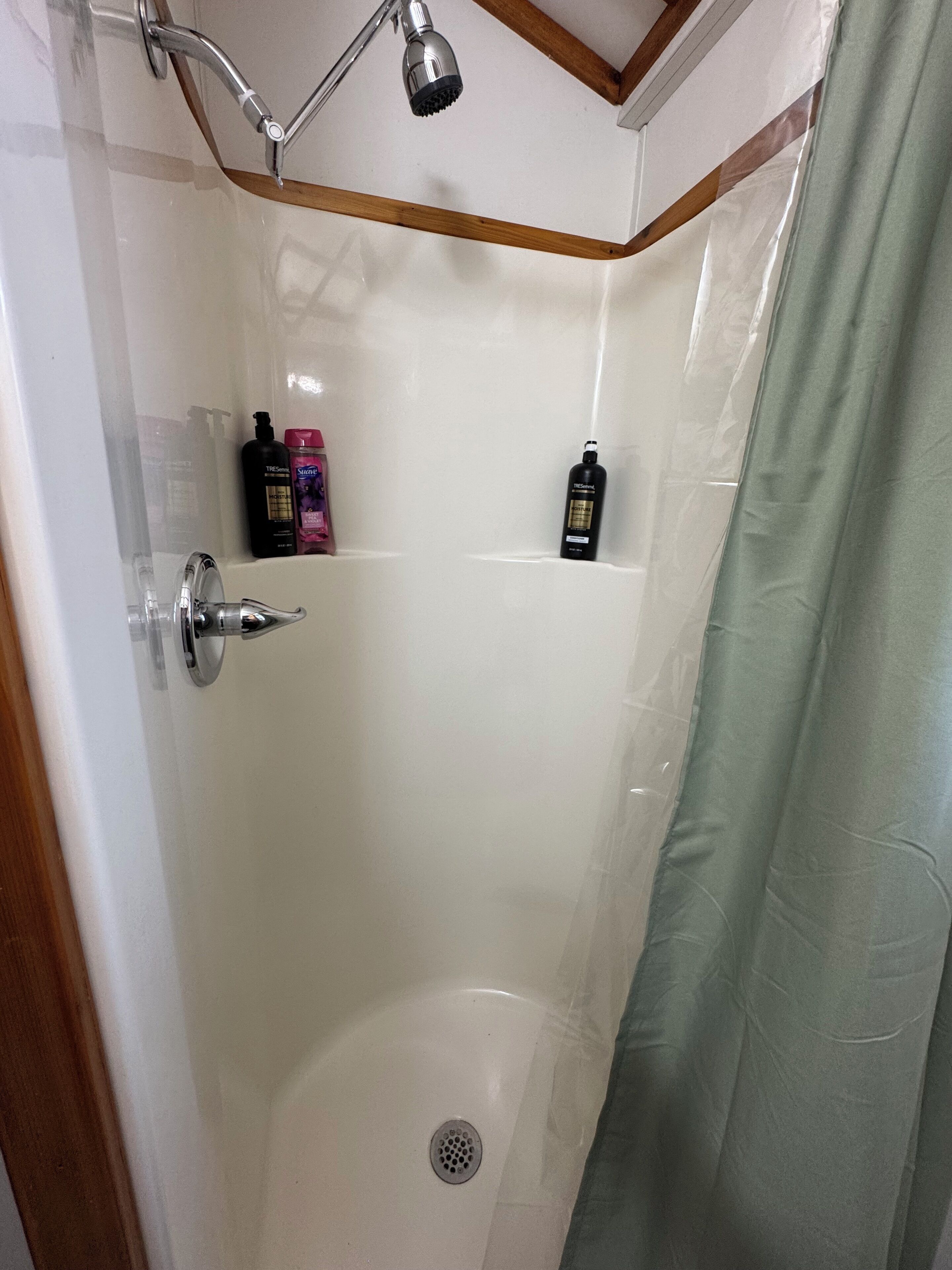 Ducha, secador de pelo, toallas, jabón