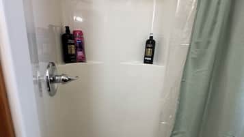Ducha, secador de pelo, toallas, jabón