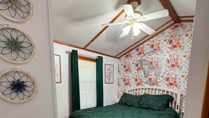 1 bedroom, WiFi (free), bed sheets - Boulder Ridge Cabin 2: The Cottage - Newly Renovated Tiny Cabin Sleeps 4 (Checotah)