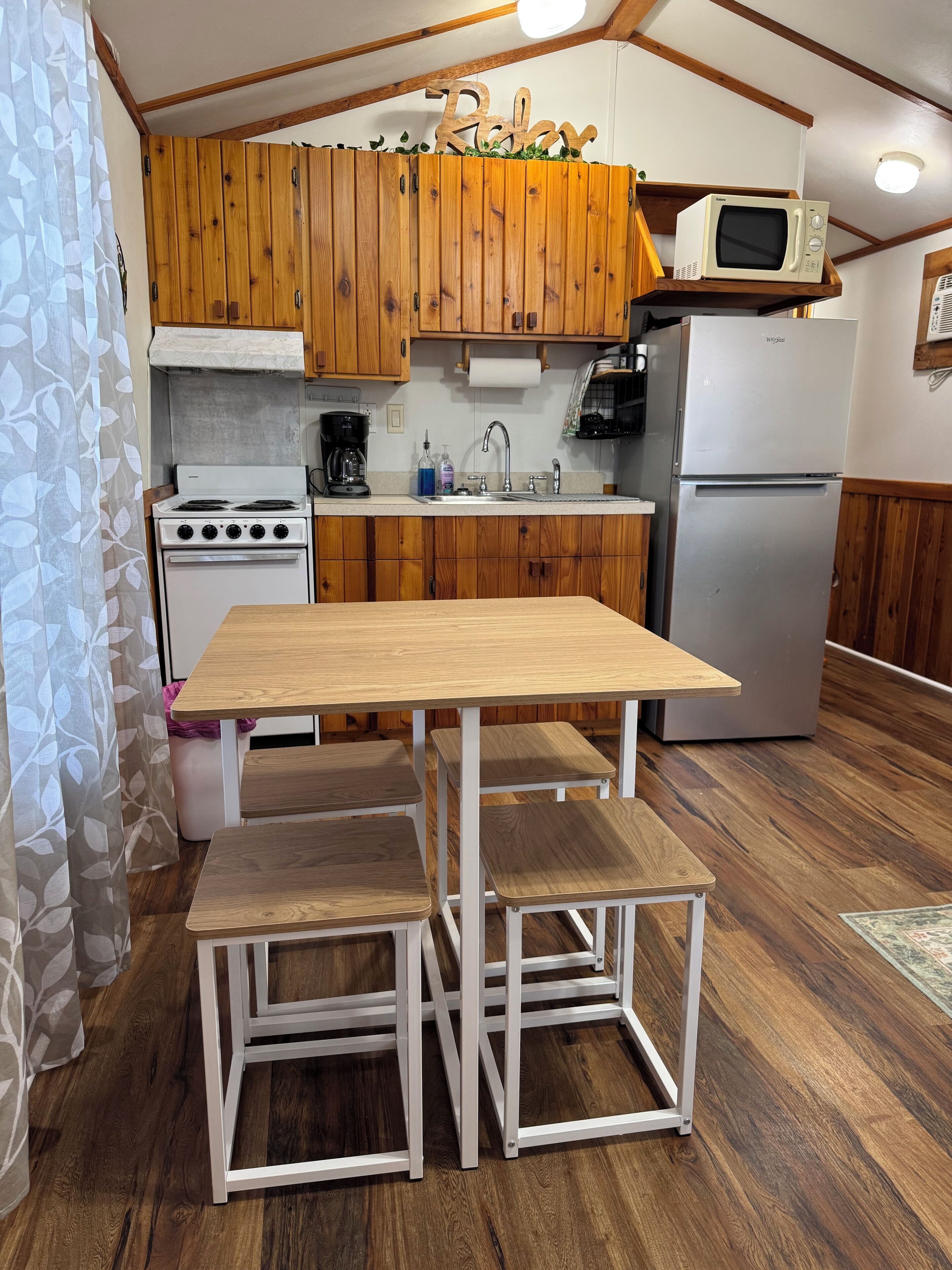 Refrigerador, microondas, horno y parrilla de estufa 