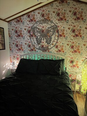 Free WiFi, bed sheets - Boulder Ridge Cabin 2: The Cottage - Newly Renovated Tiny Cabin (Checotah)