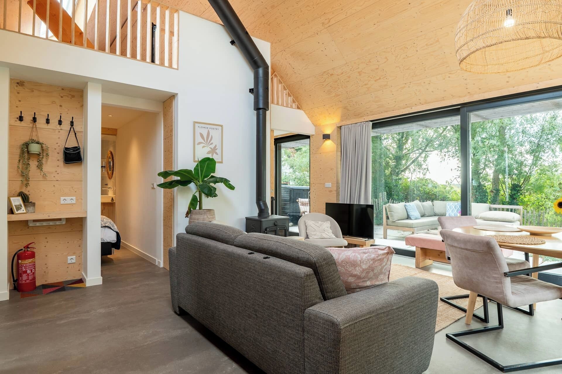 Een televisie en een open haard